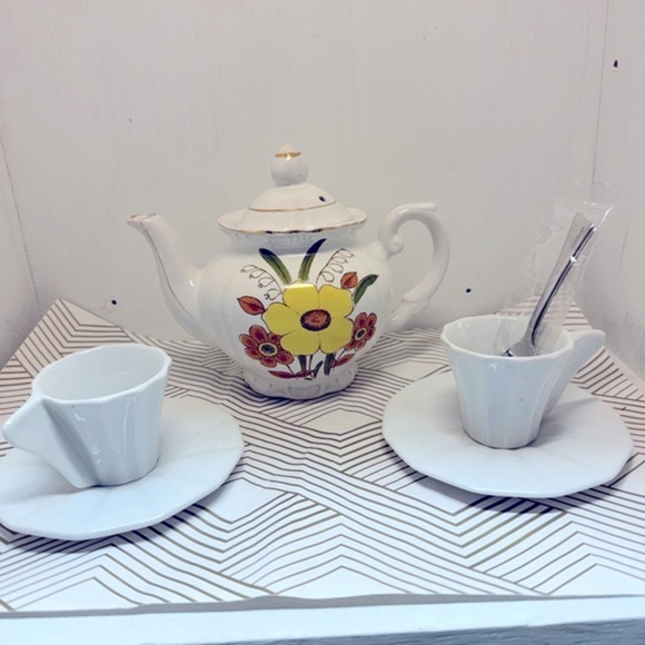 Vintage 1970’s daisy teapot, pair of  Portugal tea cups saucers unopened spoons - Picture 1 of 8